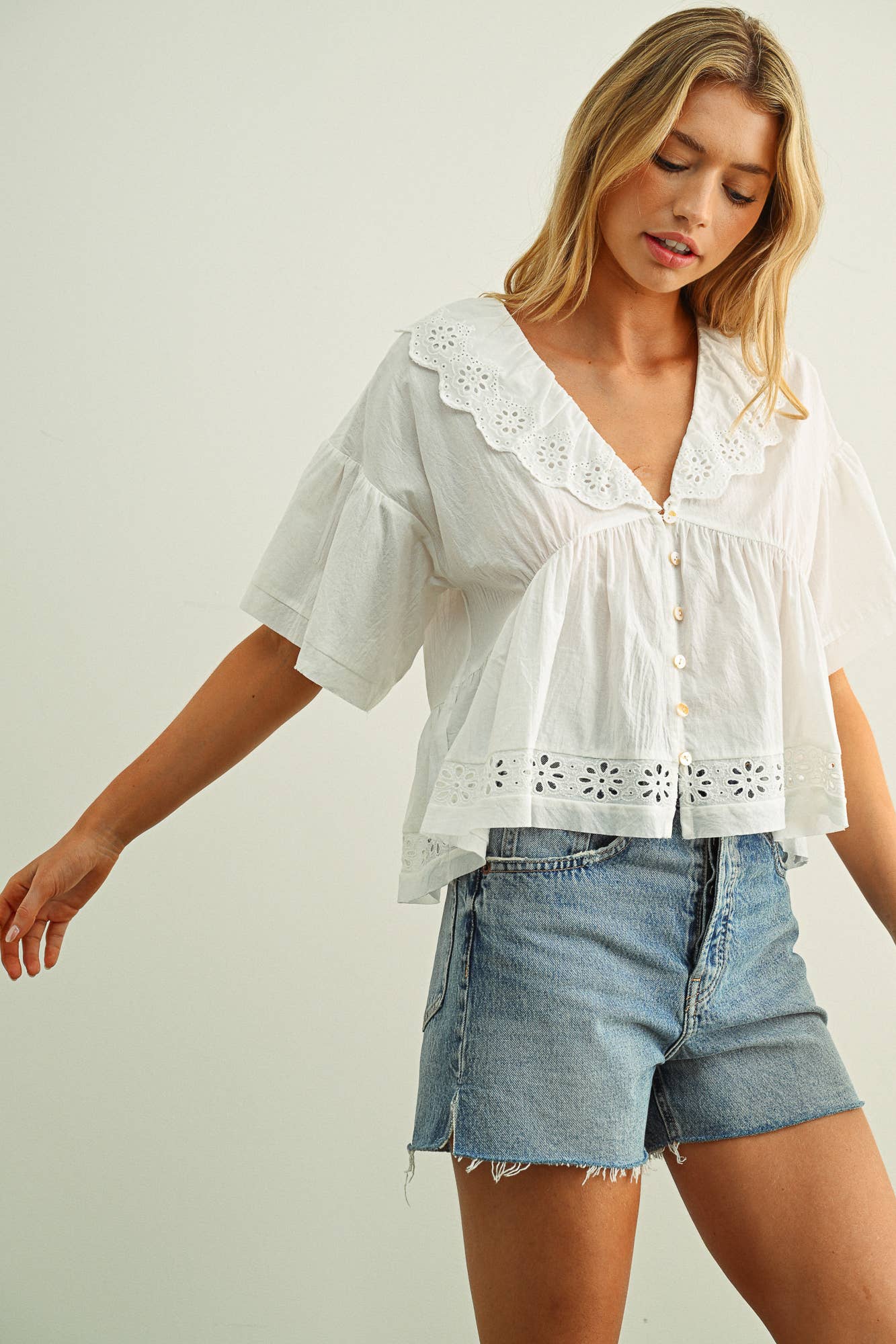 T57EYELET RUFFLED BLOUSE