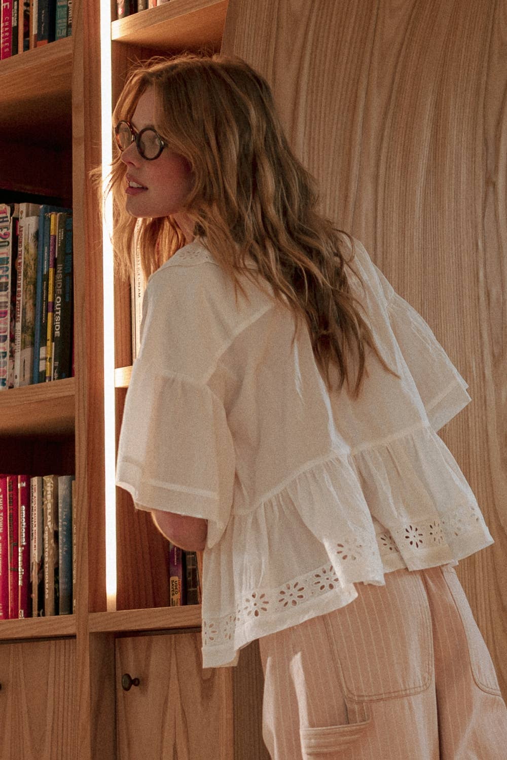 T57EYELET RUFFLED BLOUSE