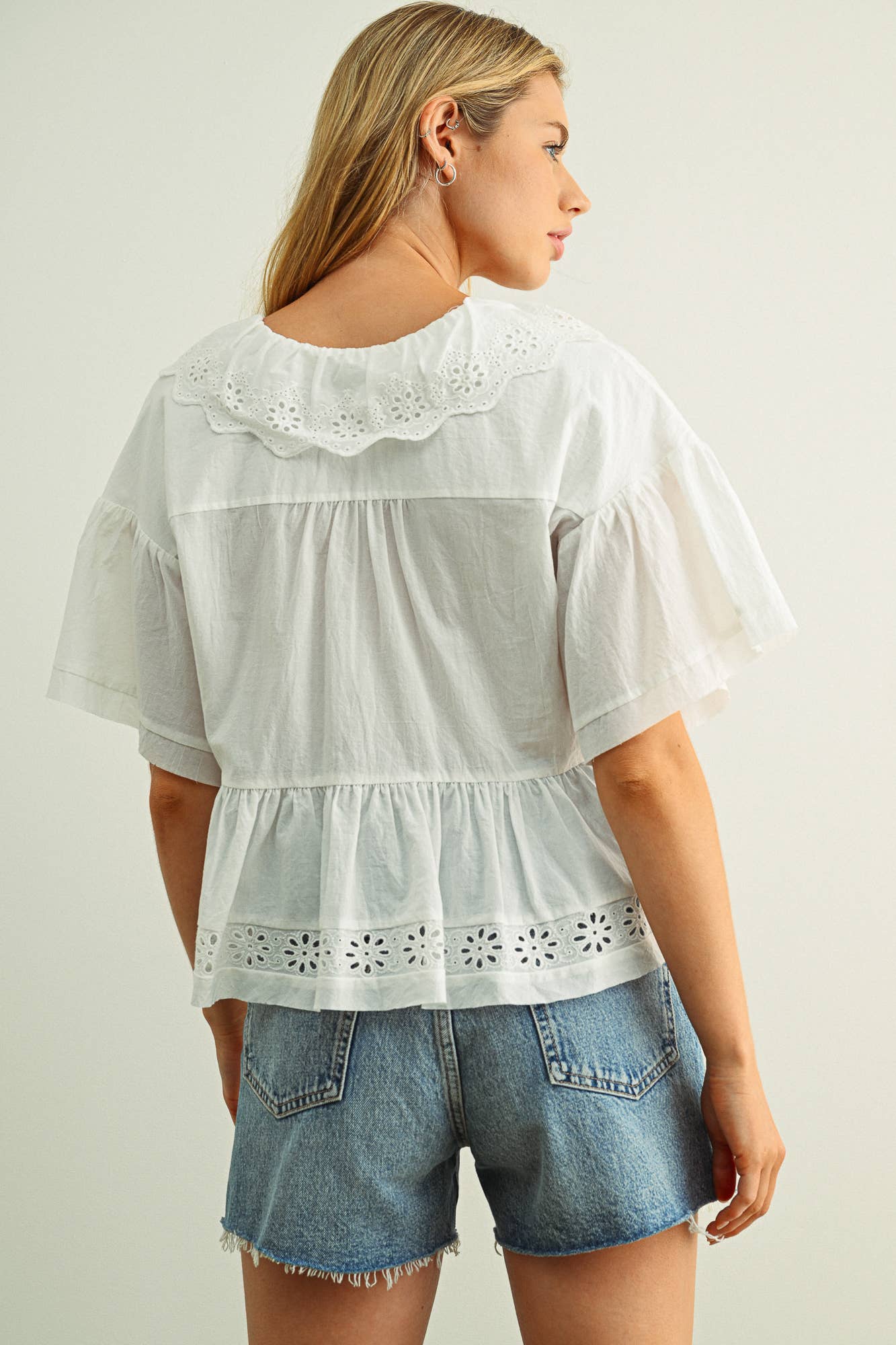 T57EYELET RUFFLED BLOUSE