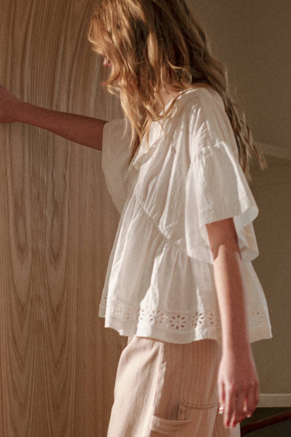 T57EYELET RUFFLED BLOUSE
