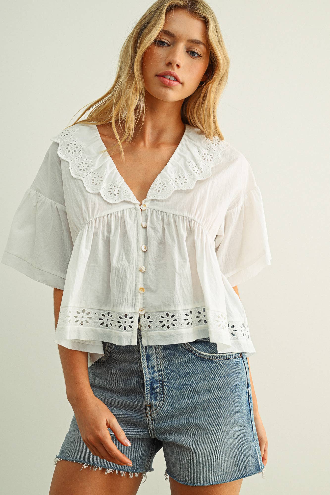 T57EYELET RUFFLED BLOUSE