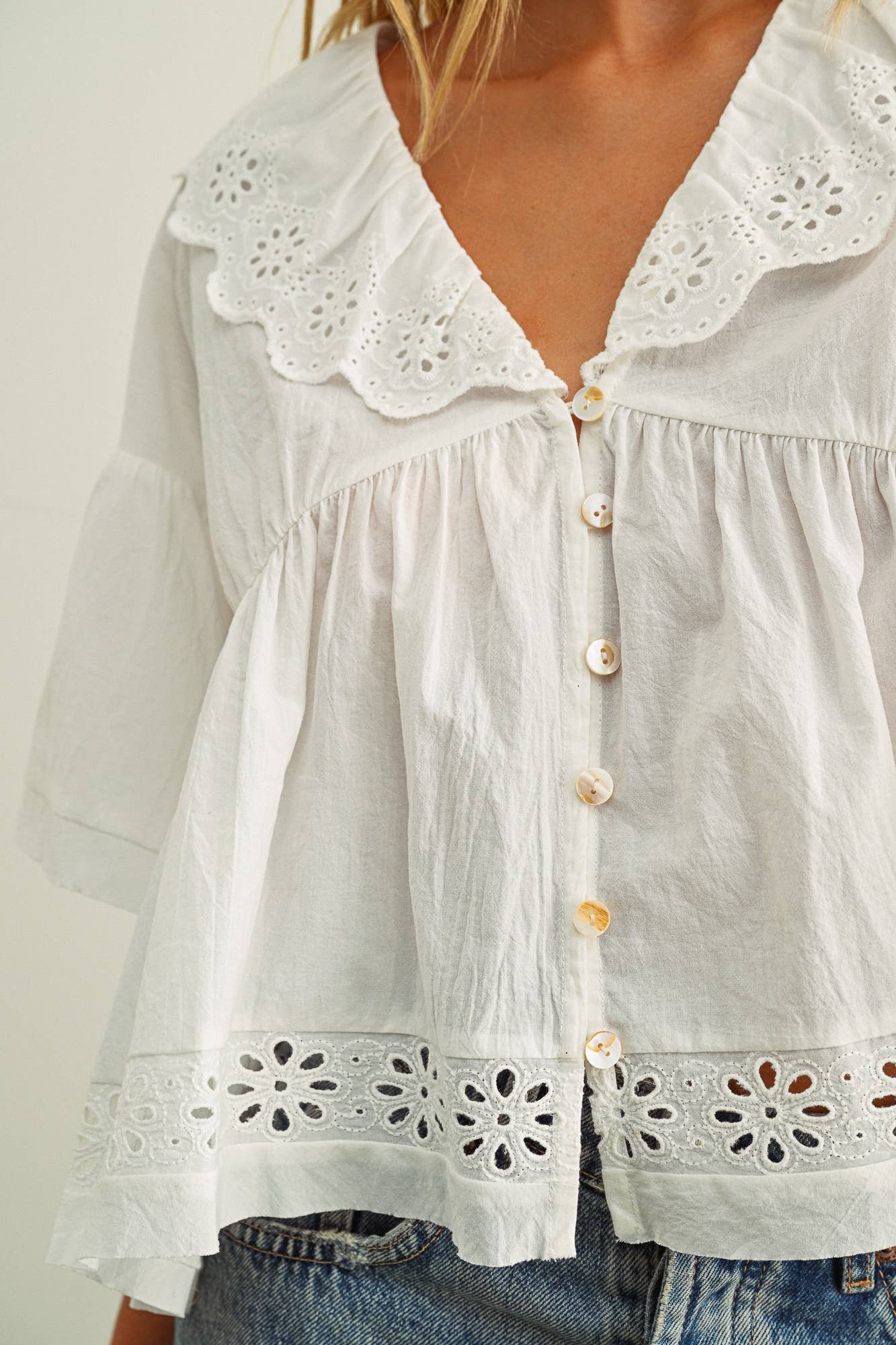 T57EYELET RUFFLED BLOUSE
